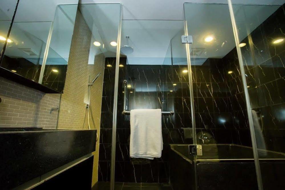 Siamese Gioia Aparthotel Банкок Екстериор снимка